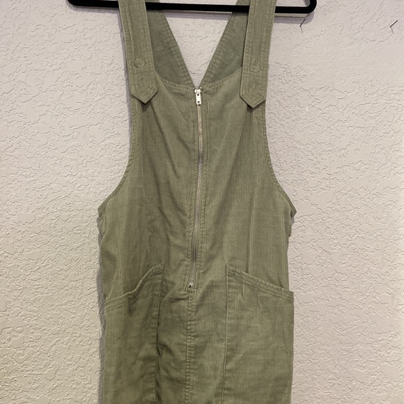 Dresses - Picture 7 of 9